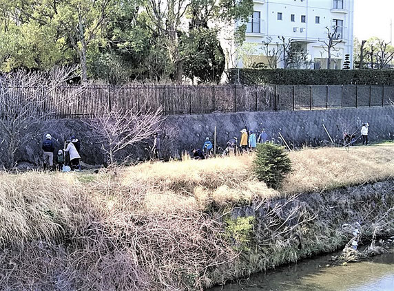 手前は千里川・・。