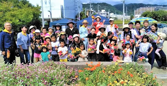 盛況だった親子でブーケを作るフラワーセラピー・イベント「花と話そう」(9/29)
