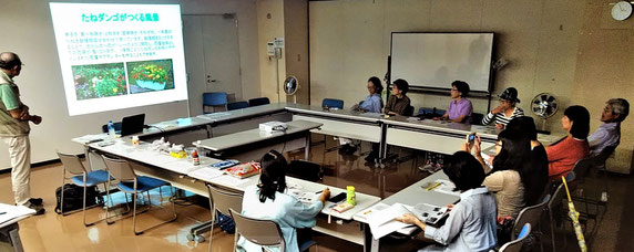 「たねダンゴ実行委員会」の「説明会」の様子(12人参加。箕面駅前サンプラザで9/9)