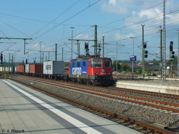 Am 6. Juni 2013 rollt 421 393-0 mit dem Contrainerzug nach Glauchau durch Chemnitz Hbf.