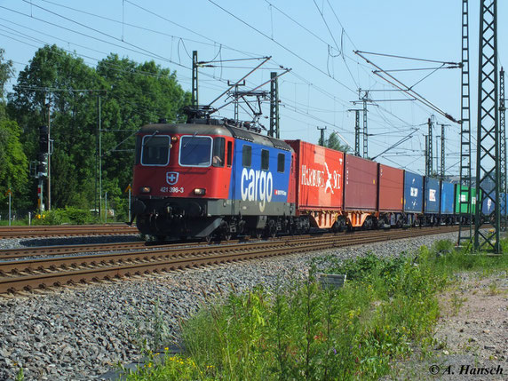 421 396-3 zieht am 19. Juni 2013 einen Containerzug aus Glauchau in Richtung Riesa. Gerade kommt der Zug am AW Chemnitz vorbei