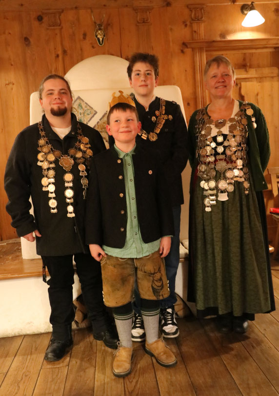 Maximilian Huber (Luftpistolenkönig), Oskar Zeigermann (Jugendprinz), Benedikt Binder (Jugendkönig) und Kathrin Förster (Schützenkönigin)