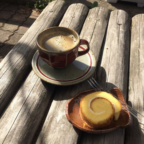いくつかの種類から選べる様になっていて、椿窯の先生がお作りになったカップ&ソーサーで頂きました(^-^)至福の時間でした。