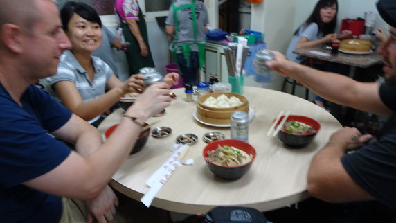 Essen, Taiwan, Taipeh, Teipei, Koahsiung, Tainan, Guide, Local, Einheimische, Bekanntschaften, Trinken, Dumplings, Nudelsuppe, Streetfood, Asien, Südostasien