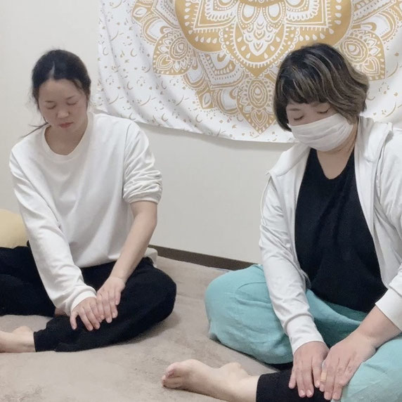 タイ古式マッサージで大切なセン（エネルギーライン）を刺激している様子。目を閉じて感覚の精度を高めます。