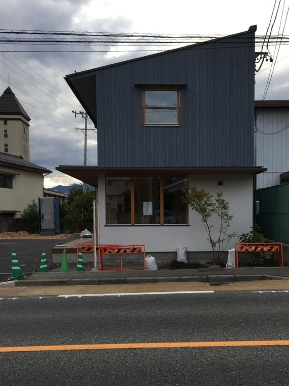 ベーカリーショップ　クロリ・BREAD＆LIFE　店舗併用住宅　松本市　新築工事　長野県松本市の建築家　建築設計事務所　外構植栽　植栽　現場監理