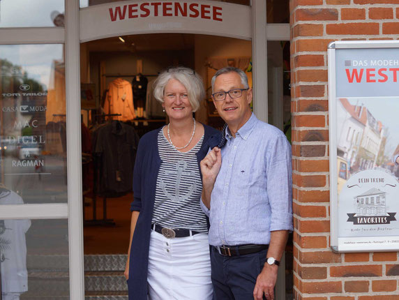 Ines und C.-R. Westensee vor dem Hauptsitz Ihres Modehauses in Tönning