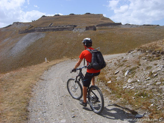 ecco I Forti !!!!..... LUCA ed il GRAN SERIN,  certo che i nostri nonni si sono fatti un bel mazzo a costruire .........è tutto incassonato nella montagna