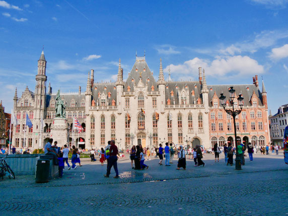 Belgien, Brügge Schokoladenstadt Marktplatz