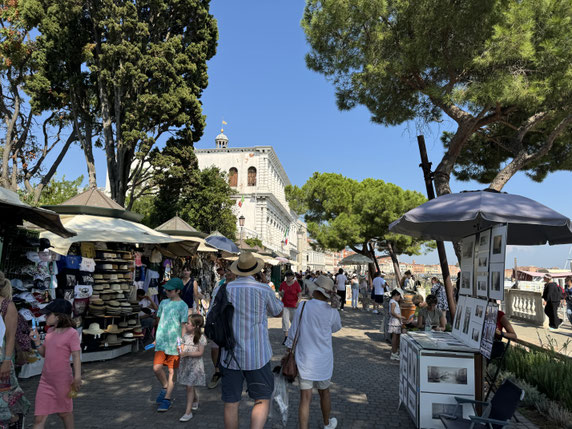 Gedränge an der Lagune in der Nähe des Marktplatzes