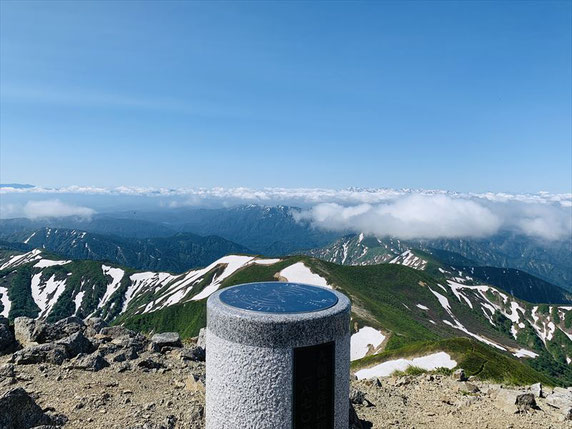 ▲山頂より平岩山方面。右奥の雲の上からまだたっぷり雪をかぶった飯豊連峰が頭をのぞかせる