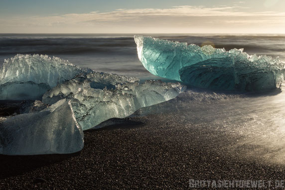 Jökulsarlon,Eisbrocken,schwarzer,Strand,Meer,Wellen,Island,Winter,Februar,Schnee.