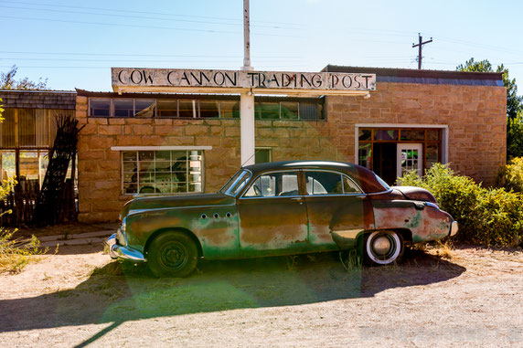 cow,canyon,trading,post,bluff,old,car,usa,southwest,utah,jucy,van,tipps