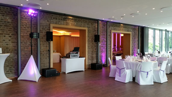 DJ in Erftstadt baut hochwertige Ton- und Lichttechnik für Ihr Event vor Ort auf.