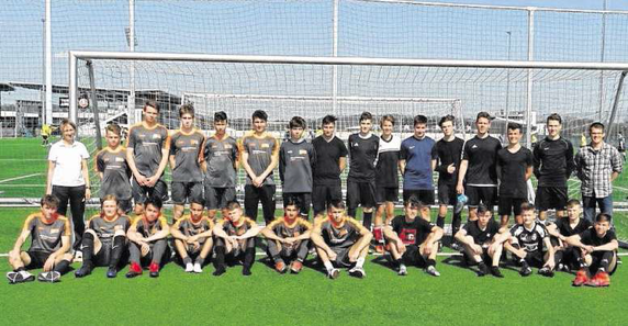 Begeisterte Fußballer: Die Finalmannschaften samt ihrer Trainer auf dem Tivoligelände. Links das Team des Gymnasiums Eschweiler und rechts die Städteregionsmeister vom Goethe-Gymnasium Stolberg. Foto: Städteregion