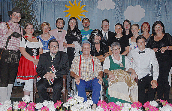 Gruppenfoto bei der Aufführung "Goldene Hochzeit mit Hindernissen"