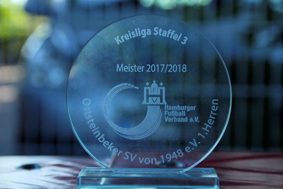 Die "Meisterschale" vom Hamburger Fußball Verband. Foto: Mathias Merk