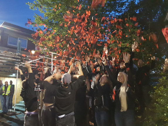 Zu Beginn der zweiten Halbzeit schmissen die Fans schwarz-rote Schnipsel in die Luft. Foto: Mathias Reß