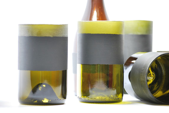 B23 - dettaglio set bicchieri segna-posto da vino con bottiglia da tavola abbinata - parete lavagna e smerigliatura superiore
