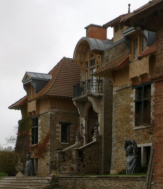 L'habitation spectaculaire de cette ferme possède de chaque côté de l'entrée de belles sculptures du célèbre artiste Michel LEVY
