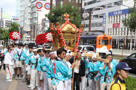 キューズモール前を行くお神輿