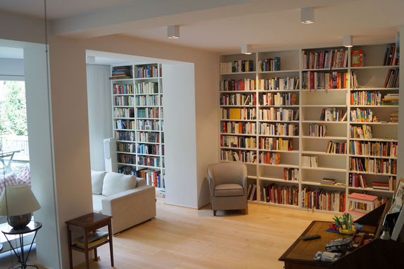 Ein Bücherregal auf Maß gefertigt, eingebaut in Düsseldorf Pempelfort