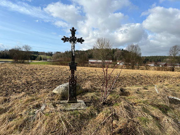 Pestsäule, alter Standort, nach Gemeindefriedhof rechte Seite Richtung Emertsham