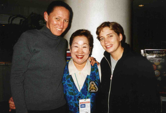 2001年の全日本選手権で旧交を温めたバルカスと原田さん。右はゲルダ・ホフステッター