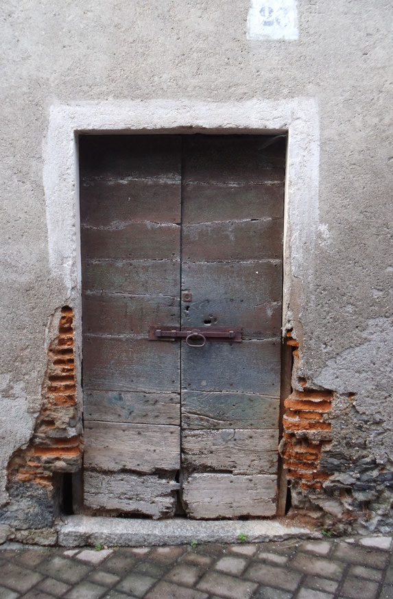 Alte Türen mögen nicht jedem gefallen, aber ich liebe sie, da sie mir ein Teil der Geschichte eines Haus oder eines Gebäudes zeigen