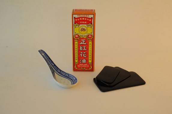 Gua Sha Werkzeuge und chinesisches Schmerz-Öl