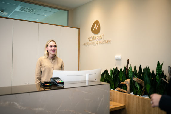 Empfangsbereich mit Laetitia Schmid und Klientin