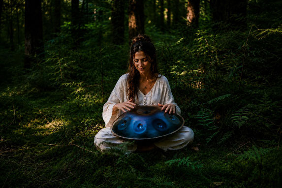 Frau an Handpan
