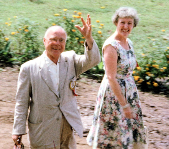 1965 : Douglas & his wife Molly at East-West Gathering at Guruprasad, India. Courtesy of Martin Cook.