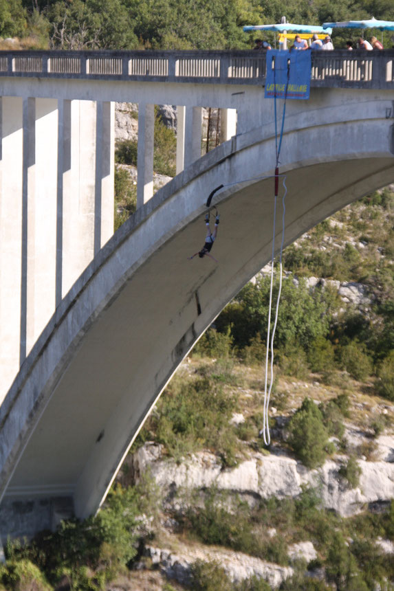 Bild: Bungee-Springer in der Verdonschlucht