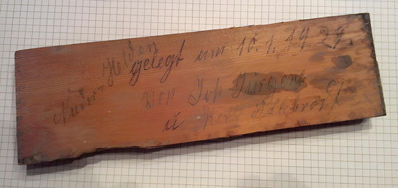 Dielenbalken aus dem 1928/29 neu erbauten Hof Jürgens in Niederhelden, laut Inschrift gelegt am 10. Januar 1929 von Johannes Jürgens und Peter Allebrodt; im Besitz der Familie Johannes Jürgens.