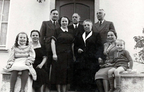 Maria und Paul Limper (mittig) mit ihren Kindern und Enkeln: (v. l. n. r.) Gabriele Isenberg, Paula Limper verh. Schoppe, Dr. Josef Isenberg, Leni Limper; Josef Schoppe, Anita Limper verh. Isenberg, Erwin Isenberg