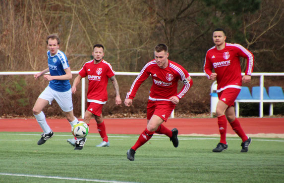 Dave Fehland (2.v.r.) bereitete zwei Treffer vor. Christian Meier (r.) erzielte das 2:0 für den OSV. Foto: Mathias Merk