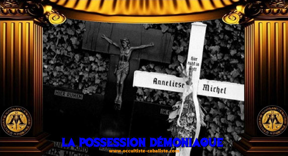 Tombe d'Anneliese Michel au cimetière de Klingenberg am Main, avec des fleurs déposées en signe de prière. Expertise Désiré GEOFFROY Occultiste Cabaliste Parapsychologue Montpellier France entière.