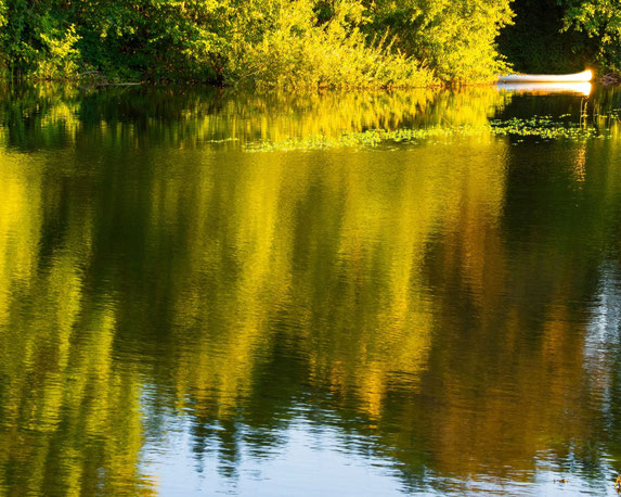 alt="plan d'eau-calme-sampzon-sécurité-famille-canoe"