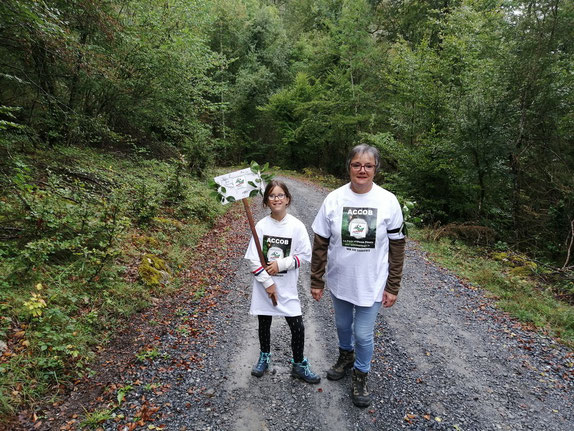 L'une des plus jeune marcheuse accompagnée de sa mamie ! Touche pas à ma Forêt.