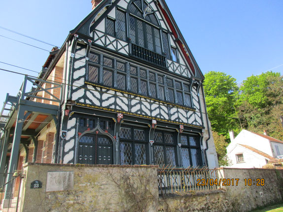 Façade richement ornée de ce petit chalet !