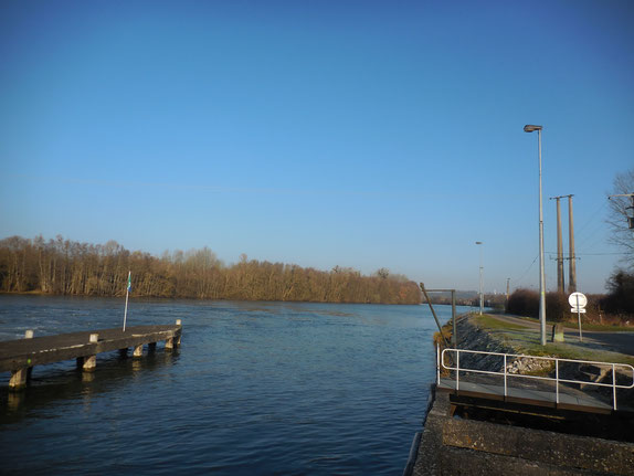 En aval, la rivière retrouve un peu de son calme, jusqu'à l'écluse suivante