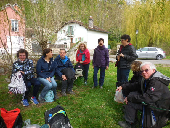 Repas sur l'herbe avec un léger vent frais comme accompagnateur ... !