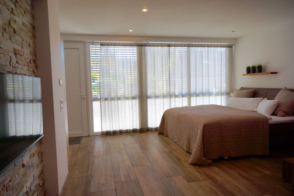Schlafbereich und Bett der Ferienwohnung in Kaiserslautern Dansenberg