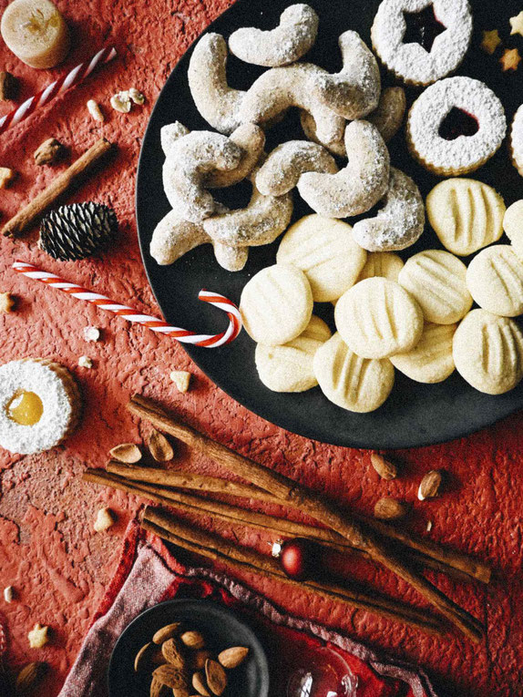 WUNDERBARE WEIHNACHTSZEIT MIT SCHNEEFLÖCKCHEN, VANILLEKIPFERLN, FRUCHT-TALERN & SCHOKOLADE