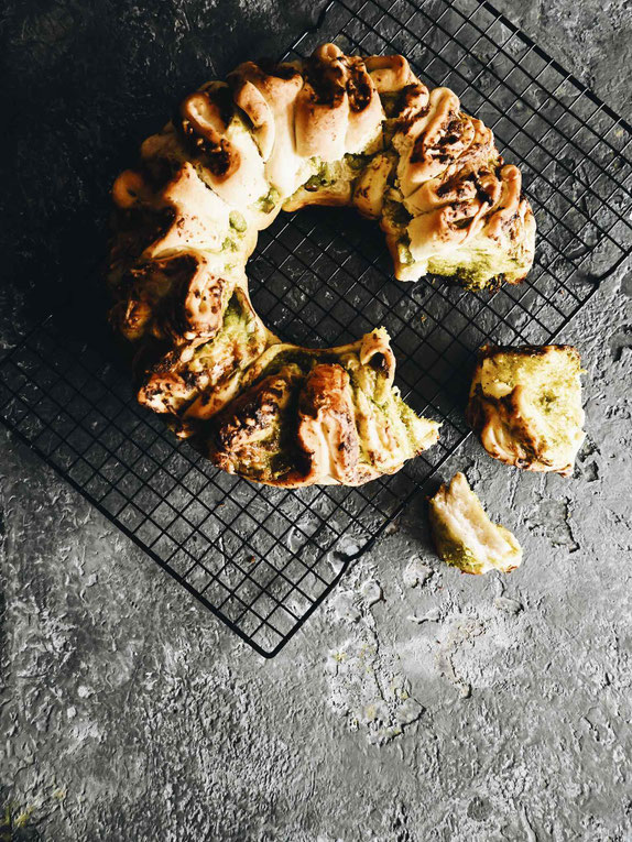 ZUPFBROT MIT HEFE & SELBST GEMACHTEM BÄRLAUCH-PESTO