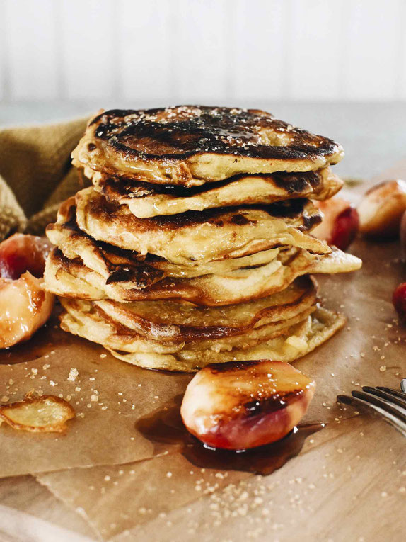 PANCAKES BASISREZEPT & KARAMELLISIERTE PFIRSICHE