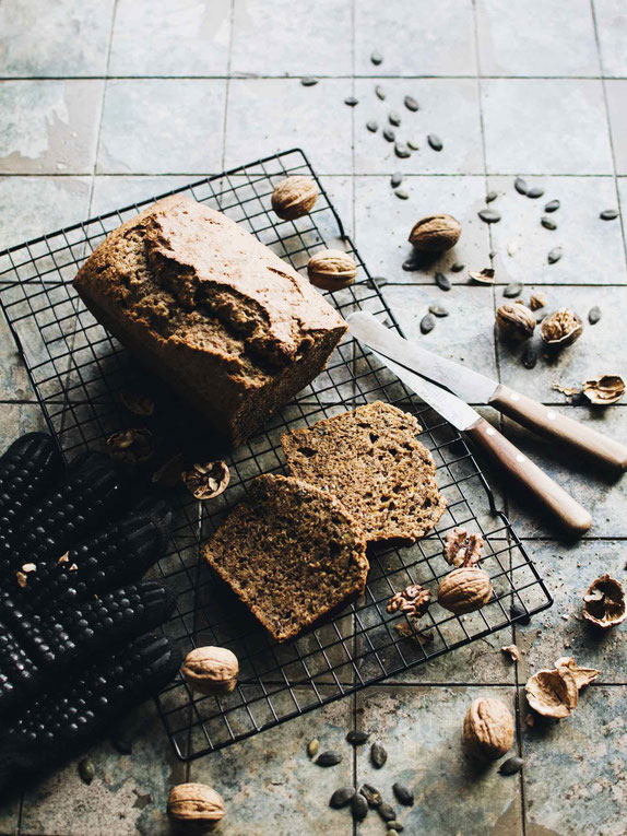 SAFTIGER KÜRBIS-WALNUSS-KUCHEN DER AUF DEM FRÜHSTÜCKSBUFFET NICHT FEHLEN DARF UND ALS SCHNELLER RÜHRKUCHEN IN EINER KASTENFORM SEHR EINFACH ZU BACKEN IST