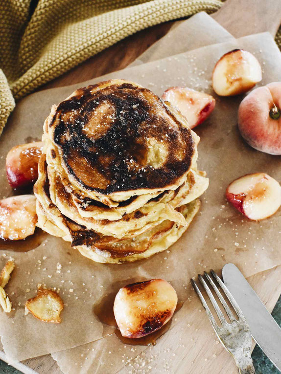 PANCAKES BASISREZEPT & KARAMELLISIERTE PFIRSICHE