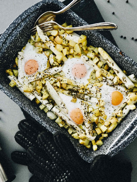 ONE-PAN SPARGELPFANNE AUS DEM OFEN MIT EI & KARTOFFELN